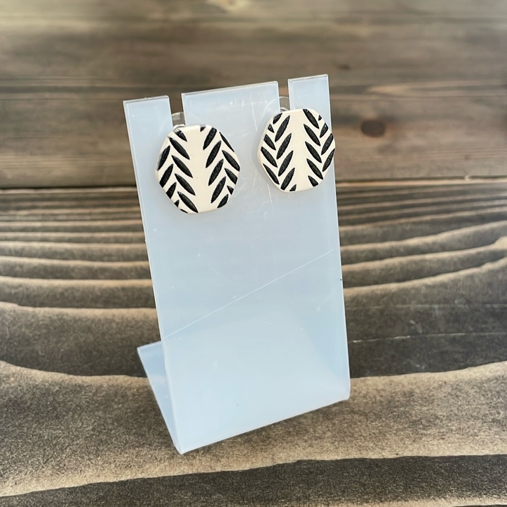🌟2x Host Pick🌟Cream & Black Octagon Earrings